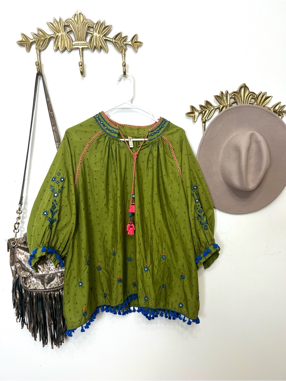 Bohemian 100% cotton embroidery blouse L ptp 22”